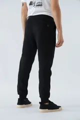 Pantalón de jogging gris melange, corte recto, con bolsillos laterales y logo en grifa de goma.