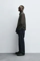 Cazadora de corte regular confeccionada en tejido técnico repelente al agua. Presenta cuello subido, manga larga con puños de rib, bolsillos laterales de vivo y cierre frontal con cremallera.