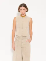 Musculosa color beige con cuello alto y diseño con recortes.