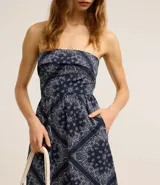 Vestido largo strapless de tricolina con estampado paisley en tonos azul marino y blanco.