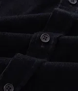 Camisa de hombre color verde oscuro, confeccionada en terciopelo, con cuello clásico, manga larga y dos bolsillos frontales con solapa y botón. Cierre frontal con botones.