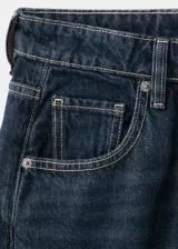 Jeans de denim azul oscuro con corte ancho y recto, tiro alto y botamanga con dobladillo ancho vuelto.