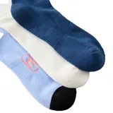 Pack de tres pares de medias Rip Curl de caña media. Un par azul marino con logo Rip Curl en blanco, un par blanco con logo Rip Curl en negro y un par celeste con talón y puntera negros y logo Rip Curl en rosa.