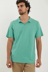 Chomba negra de piqué con cuello clásico y mangas cortas.