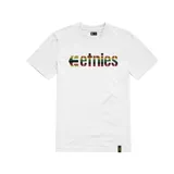 Remera blanca de algodón con logo "Etnies" estampado en el pecho con diseño de rayas horizontales en colores rojo, amarillo y verde.