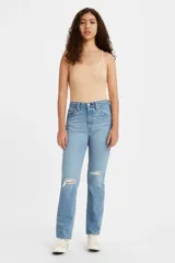 Pantalón de jean celeste con roturas en las rodillas, de corte recto y tiro alto.