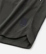 Bermuda deportiva masculina de color azul marino, con cintura elástica y cordón ajustable, bolsillos laterales con cierre y tecnología Dry para mayor transpirabilidad.