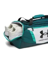 Bolso deportivo Under Armour modelo Undeniable 5 Duffle S, en color verde petróleo con panel frontal blanco y logo de la marca en negro. Cuenta con compartimento principal con cierre, correas de mano y correa de hombro ajustable con hombrera acolchada.