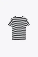 Camiseta de manga corta color rosado, con cuello redondo y corte regular. Confeccionada en tejido de punto interlock elástico y flexible.