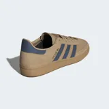 Championes Adidas Handball Spezial color beige con detalles en azul.