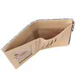 Billetera Guess de diseño compacto, confeccionada en tela denim con estampado monograma de la marca. Presenta cierre superior con cremallera y placa metálica triangular con el logo en el frente.
