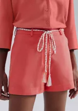Shorts de lino color beige, de talle alto con presillas para cinto y bolsillos laterales.