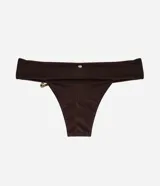 Bombacha de bikini Bossa Nossa de microfibra texturizada color marrón, con cintura ancha cruzada y detalle metálico dorado en el lateral.