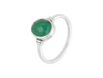 Anillo de plata 925 con piedra natural facetada de color verde en corte ovalado y engaste tipo bisel.