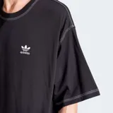 Camiseta Adidas Originals negra de corte holgado con cuello redondo acanalado y logo del trifolio bordado en el pecho.