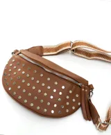 Riñonera color camel con tachas plateadas y correa de tela con diseño geométrico en tonos beige y blanco.