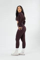 Campera azul marino de calce ajustado, con cierre frontal y mangas largas con orificios para los pulgares.