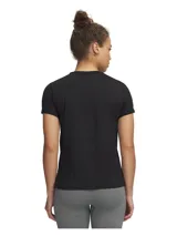Remera deportiva Under Armour de manga corta, color negro, con cuello redondo y logo de la marca estampado en el centro del pecho. Presenta un diseño técnico con aberturas laterales en el bajo para mayor movilidad.