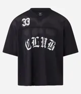 Remera masculina negra de estilo sportcore, modelo boxy con cuello en V y manga corta. Presenta textura "furadinha" (perforada), estampado numeral "33" en el hombro y "CLUB" en el pecho, ambos en blanco con tipografía gótica.