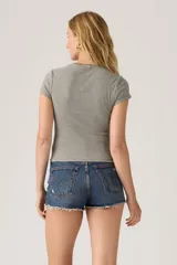 Remera de manga corta con estampado de cuadros vichy en tonos blanco y negro, de ajuste entallado y cuello redondo con detalle de borde festoneado.