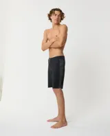 Boardshort de baño Rip Curl S Series 32 One Cordura de 19 pulgadas, color negro con banda lateral gris texturizada y cordón ajustable en la cintura.