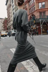 Jersey de punto liso con cuello redondo y manga larga, confeccionado en un tejido de tacto suave.