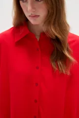 Camisa de lino blanca de corte holgado, con cuello camisero y mangas tres cuartos, diseñada con estilo casual.