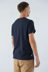 Remera rosa de algodón con cuello redondo, mangas cortas y estampado con texto en el frente.