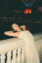 Vestido midi tipo lencero de viscosa, color beige, con escote recto, tirantes finos y detalles de encaje a tono en el escote y el ruedo.
