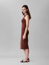 Vestido midi sin mangas de corte ajustado, confeccionado en tejido de algodón elástico. Presenta cuello redondo y un sutil monograma bordado en el pecho.