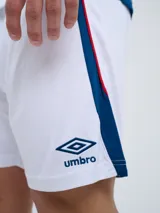 Short de arquero Umbro del Club Nacional de Football, modelo oficial 2026, color blanco con detalles laterales en azul y rojo. Incluye el logo de la marca bordado en el lateral izquierdo.