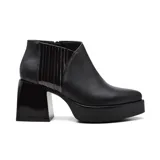 Botín negro de cuero con elástico lateral, plataforma y taco cuadrado. El taco y la plataforma tienen acabado brillante.