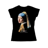 Remera negra de algodón con ajuste entallado y cuello redondo, con estampado frontal de la obra 'La joven de la perla' de Johannes Vermeer y el texto '1665 Johannes Vermeer'.