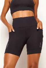 Conjunto deportivo de alto rendimiento compuesto por un top de diseño nadador y un short tipo biker de tiro alto. Ambas prendas cuentan con múltiples bolsillos funcionales y detalles reflectivos para mayor visibilidad. Confeccionado en tejido técnico de poliamida y elastano con protección UV50+, alta respirabilidad y secado rápido.