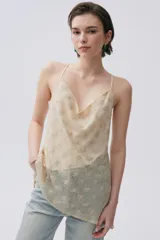 Top color crema de encaje con breteles finos y escote en V.
