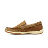 Mocasín de cuero negro estilo náutico, con costuras pespunteadas visibles, cordón decorativo lateral que pasa por ojalillos metálicos, suela de goma blanca y base caramelo con estriado antideslizante.