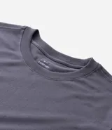 Remera básica de hombre con corte comfort, cuello redondo y manga corta. Confeccionada en tejido de media malla con textura acanalada.