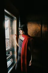 Top de tirantes finos con escote cuadrado, confeccionado en tejido liso y ajustado al cuerpo.