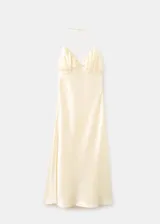 Vestido midi de tejido satinado en color beige claro, con escote halter en pico, detalles fruncidos en el pecho, tirantes finos y abertura lateral.