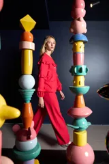 Pantalón palazzo rojo de lino, de tiro alto y corte amplio.