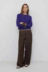 Pantalon de corte recto y pierna ancha, confeccionado en tela tipo denim color azul oscuro, con costuras a contratono y detalle de abertura lateral en el ruedo.