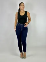 Pantalón de jean chupín color azul oscuro.