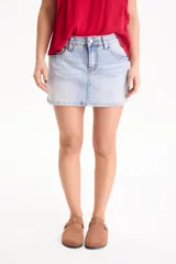 Pollera de jean negra, de corte corto tipo minifalda, con short incorporado por debajo y bolsillos laterales.