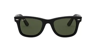 Lentes de sol Ray-Ban Wayfarer negros con lentes verdes.