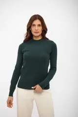 Sweater de punto fino con cuello medio alto, manga larga y ajuste al cuerpo.