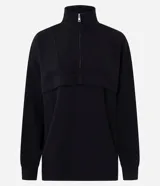 Buzo de modal color negro, con corte oversize, cuello alto con cierre frontal, mangas largas y recortes estructurados en el cuerpo.