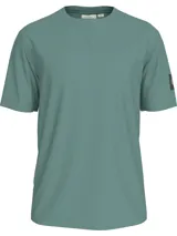 Remera verde de corte clásico y manga corta, con cuello redondo y logo de Calvin Klein en la manga.