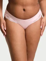 Bombacha tipo cheeky de tiro bajo color rosado, con laterales de encaje floral y corte de pierna alto.
