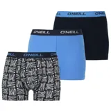 Pack de tres boxers tipo trunk O'Neill con cintura elástica con logo. Incluye un modelo negro, uno azul y uno estampado con grafismos blancos sobre fondo negro.