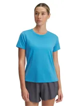 Remera deportiva de manga corta Under Armour, confeccionada en tejido técnico ligero y transpirable con textura de líneas horizontales finas. Presenta cuello redondo y diseño ergonómico de secado rápido.